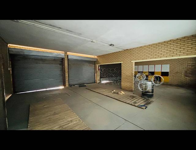 1,100M² WAREHOUSE TO LET IN ROBERTVILLE